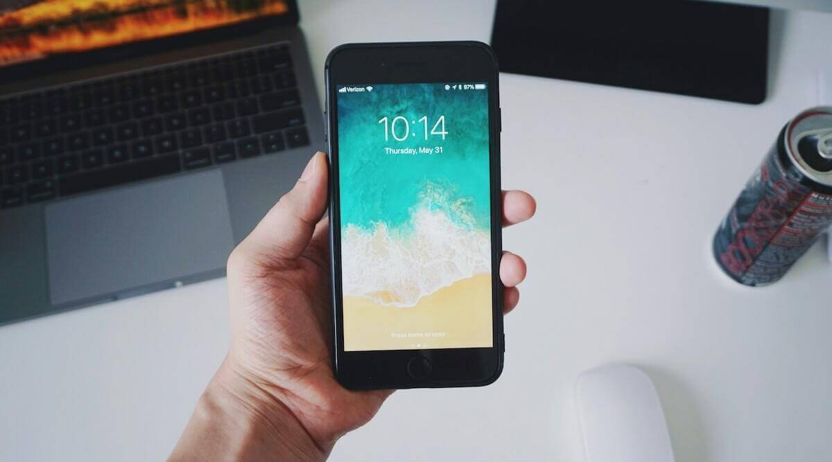 What Your Phone’s Lockscreen Pic Reveals About Your Personality