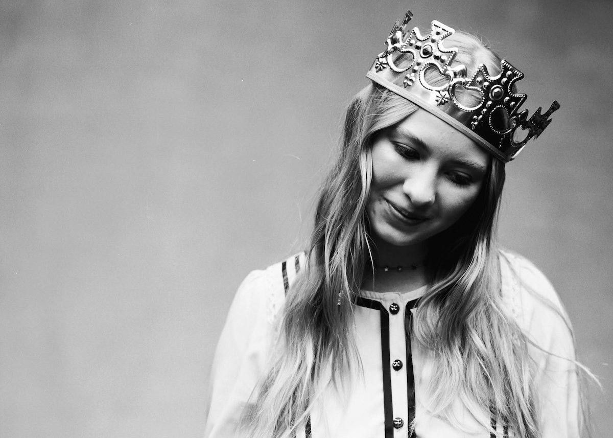 Blythe Woods 'Sweetheart' promo image in crown
