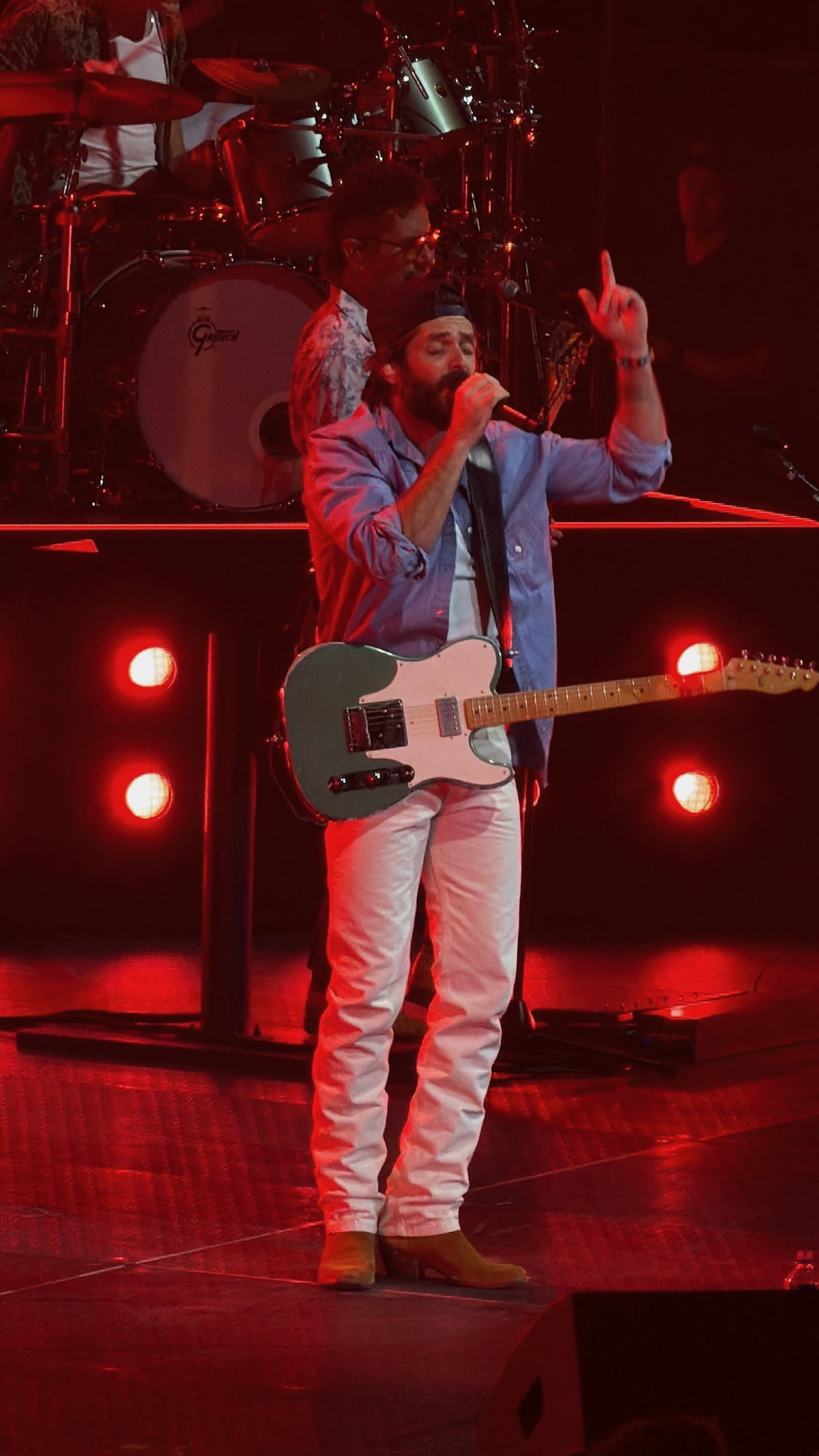 Thomas Rhett in Anaheim singing agains red lights